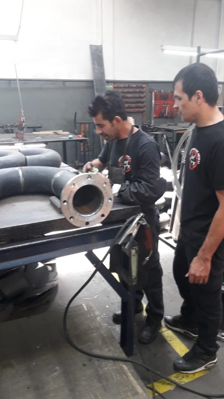 Personal trabajando sobre un componente con brida