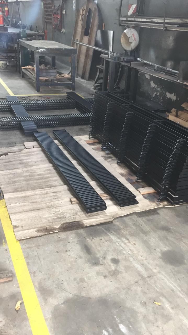 Maquinaria y bancos de trabajo del taller