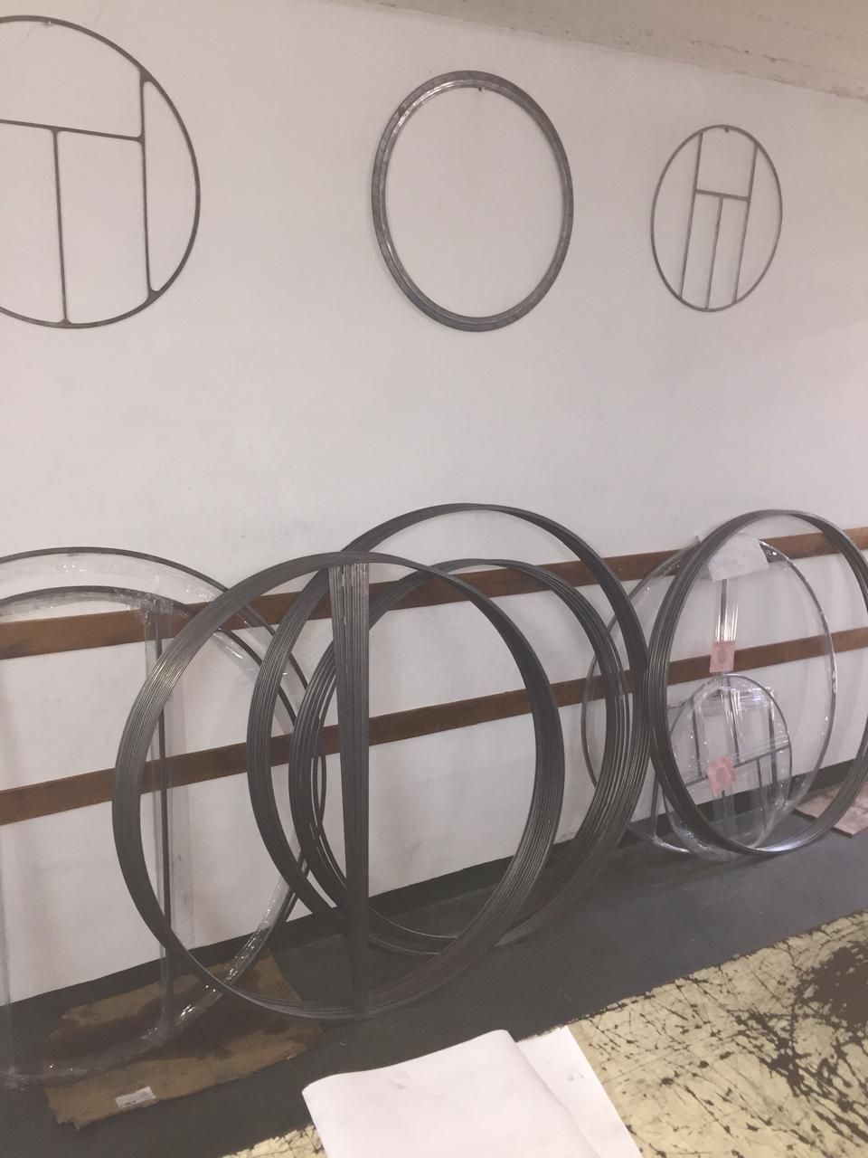 Juntas metálicas de distintas formas en el taller