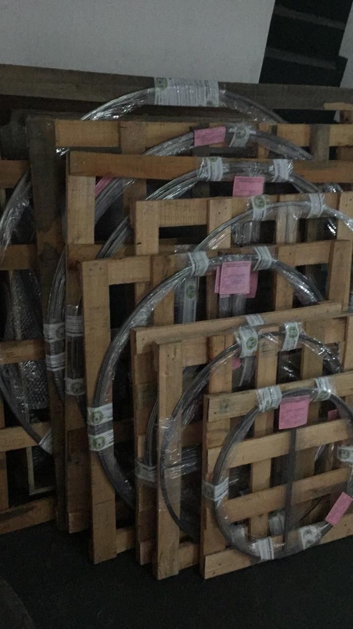Materiales y moldes almacenados en el taller