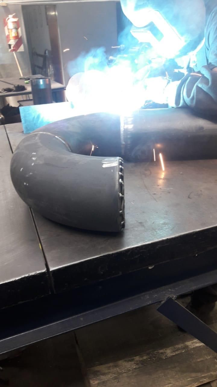 Soldadura de una pieza metálica sobre una mesa de trabajo