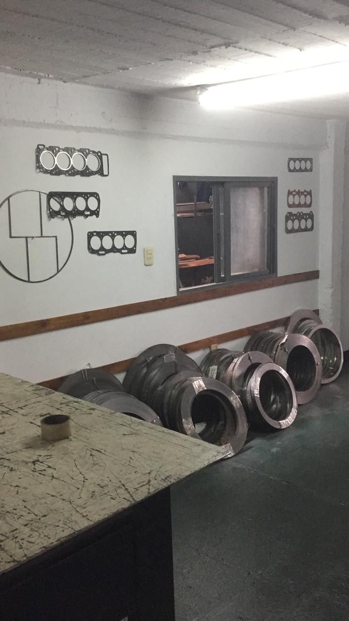 Vista del taller con juntas en la pared y componentes metálicos
